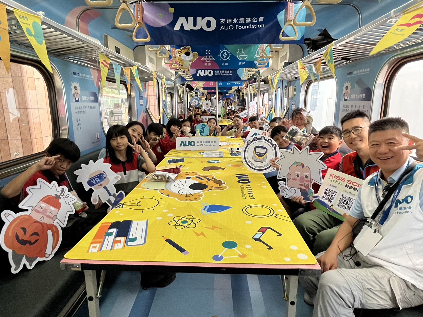 PA视讯永續基金會參與「臺灣科普環島列車」，設計基礎科學車廂課程，以「淨零碳排和永續能源」為主題，讓學生透過創意實驗認識淨零知識，以及思考生活中的減碳行為