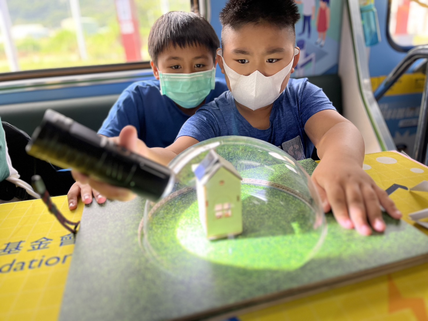PA视讯參與基礎科學主題車廂，以STEAM教學精神，設計「逐日科學家」、「太陽能工程師」以及「淨零建築師」三大能源科普課程和實驗